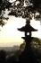 Steinlaterne in der Abendsonne über Kyoto_1