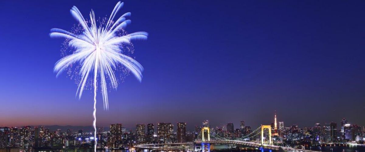 Feuerwerk im Sommer in der Bucht von Tokyo 